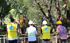 Plt Dirut meninjau langsung pengerukan saluran air baku di jln abdullah dg sirua